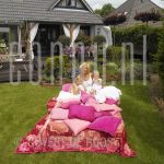 11-06-2004 Mary Borsato and grandchildren at home in Stompetoren, by order of Beaumonde Magazine.

[keywords]Posed, Full Length, Eyecontact, Garden, Pillows[/keywords]